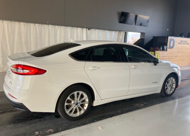 isb980541859-2019-ford-fusion-hybrid_13